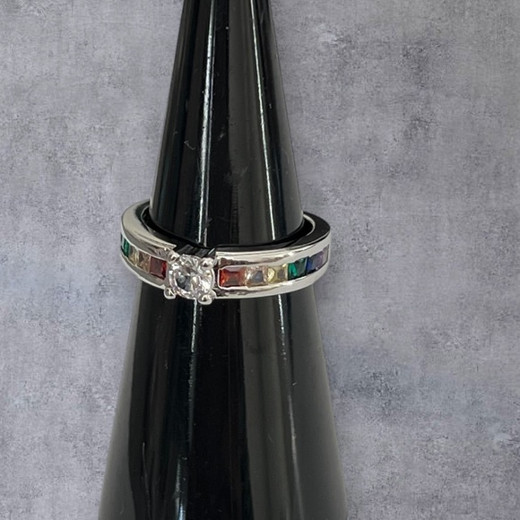 Silver .925 solitaire ring with multi color CZ on each size, stamped - Picture 2 of 7